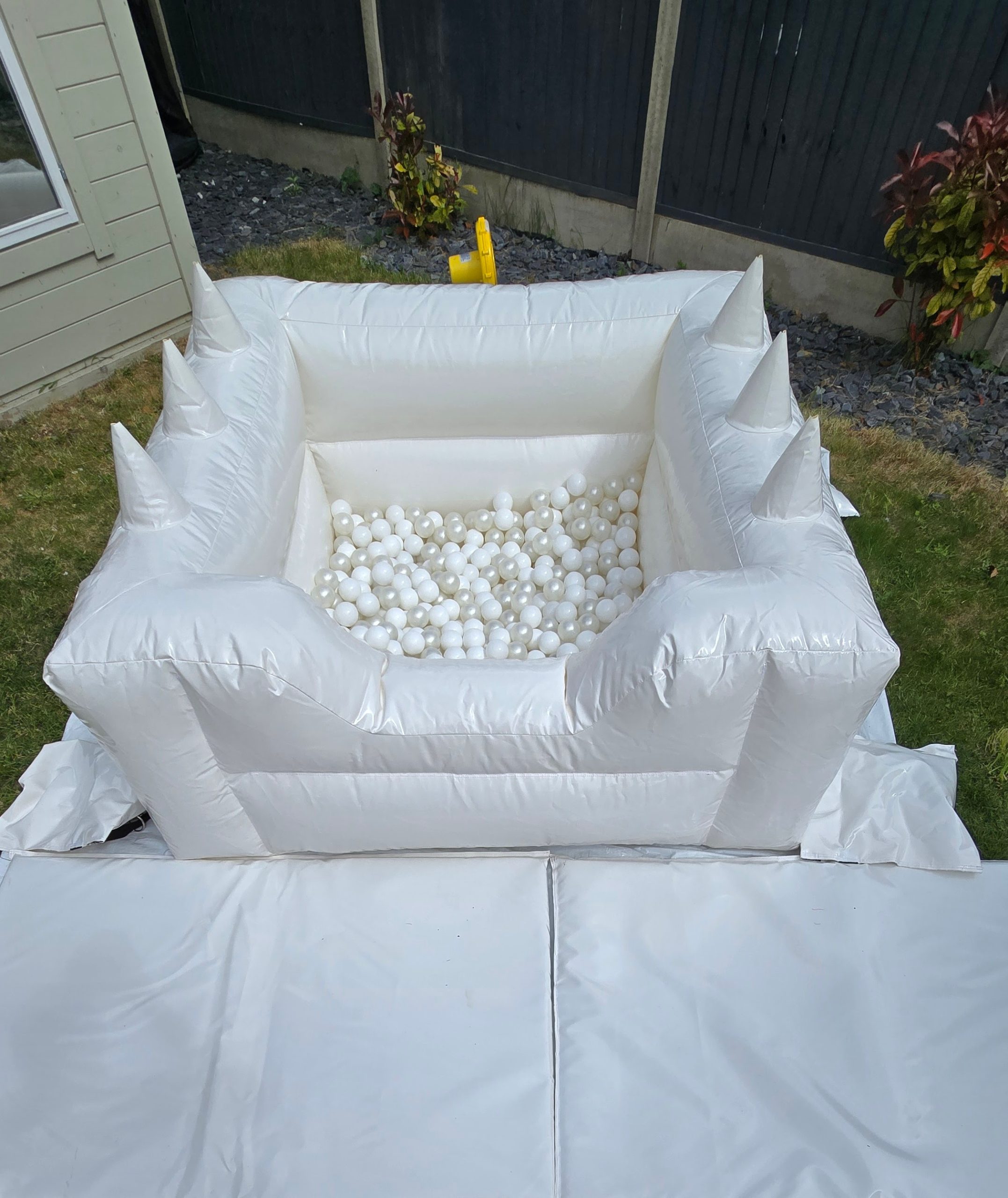 Inflatable Ball Pond with Air Jugglers - Image 2